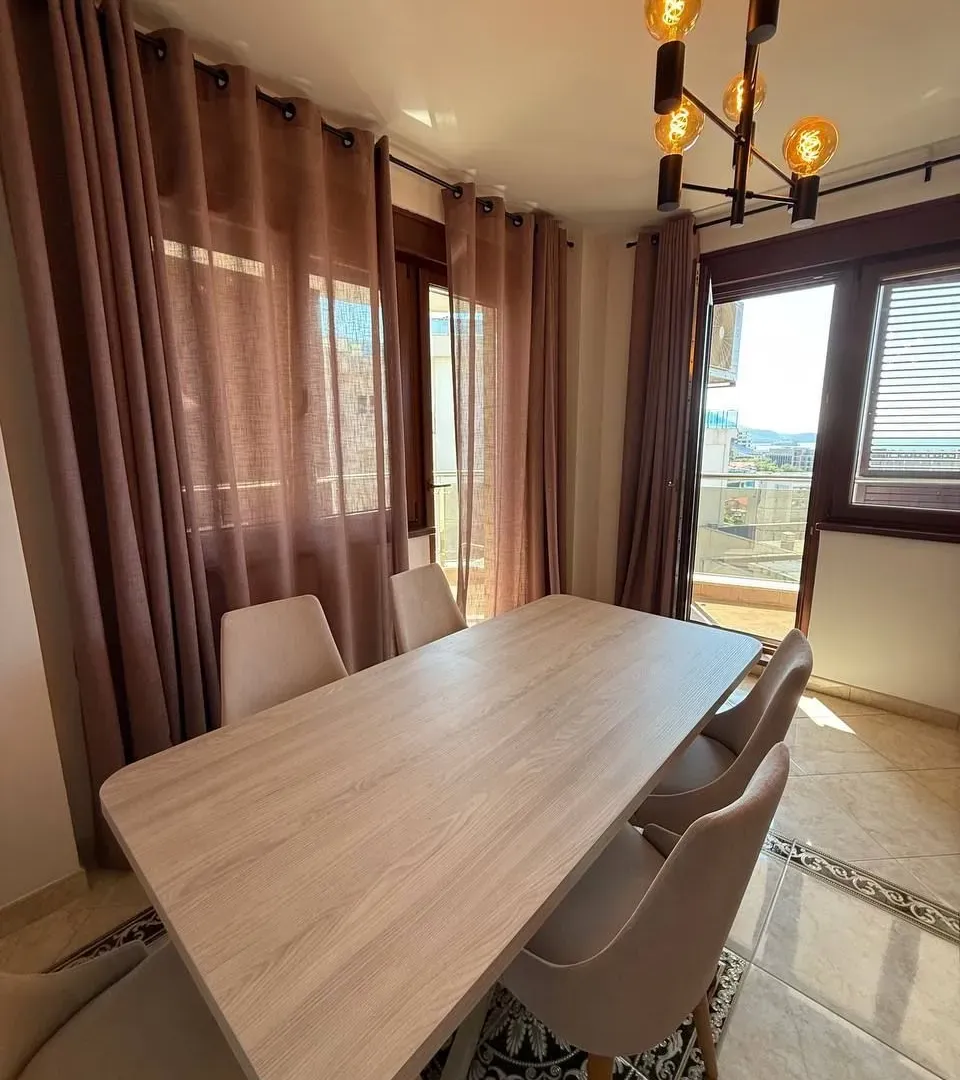 Izdavanje, dvosoban stan, 120m², Bečići, Budva
