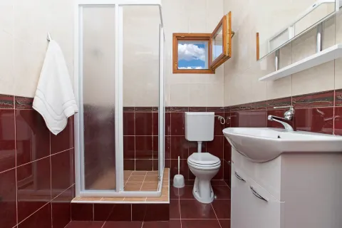 Manje kupatilo sa tuš kabinom, umivaonikom i toaletom. - image 7