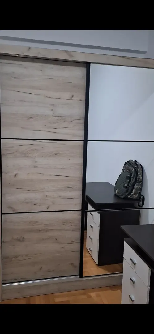 Veliki garderober sa kliznim vratima i ogledalom u spavaćoj sobi.
