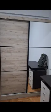 Veliki garderober sa kliznim vratima i ogledalom u spavaćoj sobi. - image 5
