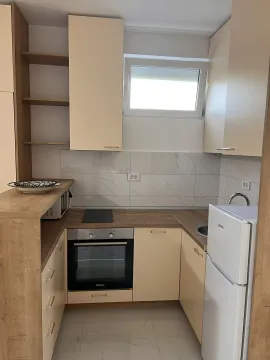 Mala, moderna kuhinja sa ugradnim elementima i svijetlim frontovima. - image 4