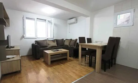 Dnevna soba sa garniturom, stočićem i trpezarijskim stolom. - image 9