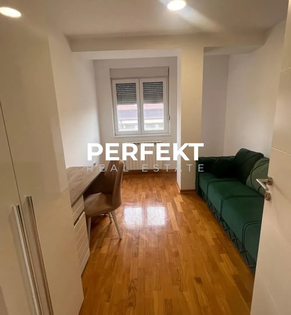 Prodaja, trosoban stan, 89m², Centar, Pančevo