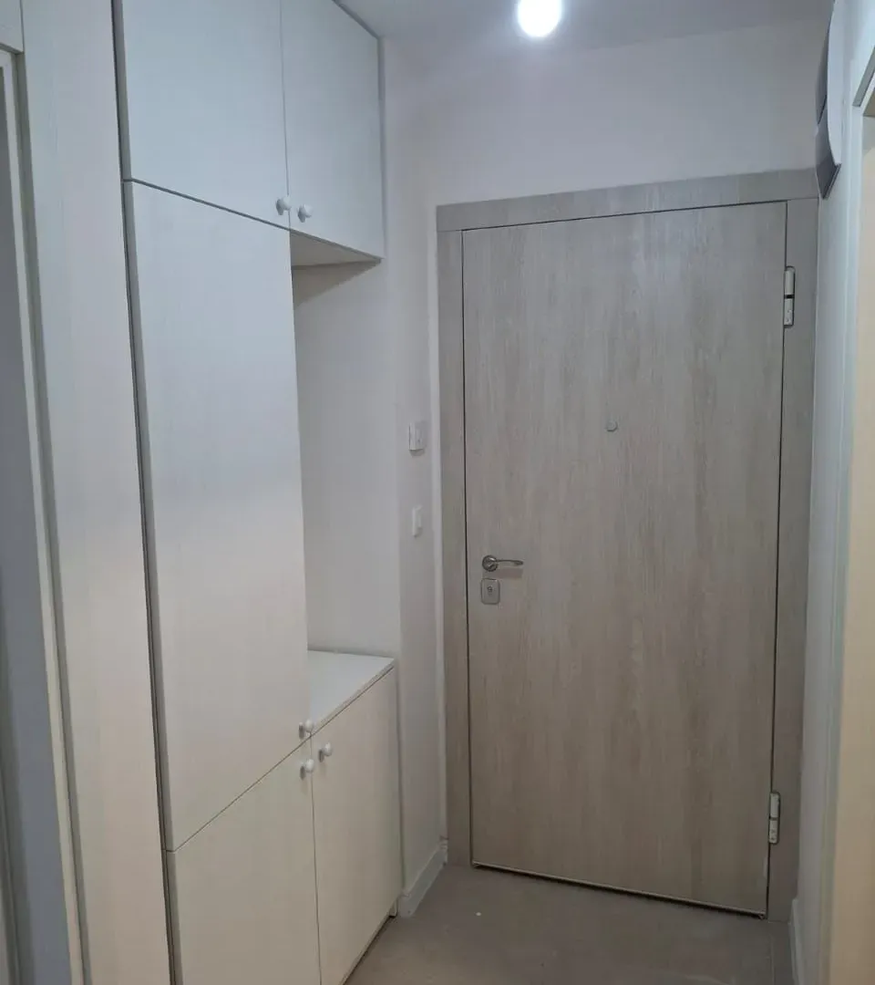 Izdavanje, jednosoban stan, 40m², Pobrežje, Podgorica