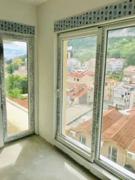 Svijetla prostorija u izgradnji sa novom PVC stolarijom i pogledom na naselje. - image 6