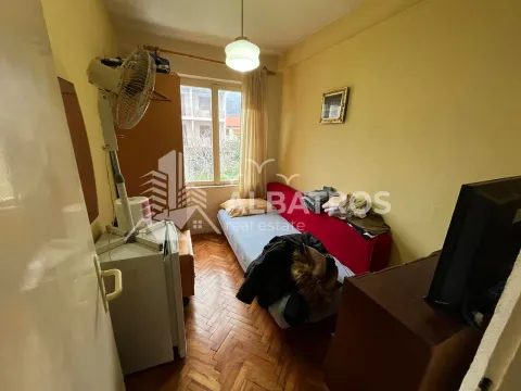 Manja soba sa krevetom, ormarom i prozorom. - image 4