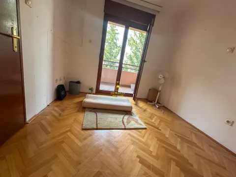 Prazna soba sa drvenim parketom i izlazom na terasu. - image 14