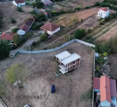 Pogled iz vazduha na kuću i okolno dvorište. - image 2