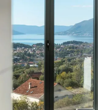 Pogled na more i okolinu kroz prozor. - image 2