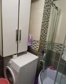 Kupatilo sa tuš kabinom, mašinom za veš i visećim elementom. - image 10