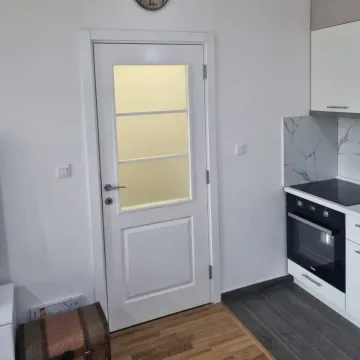 Manja bijela kuhinja sa ugrađenom rernom i pločom. - image 4