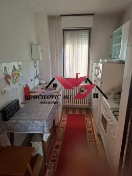 Manja kuhinja sa trpezarijskim stolom i prozorom. - image 7