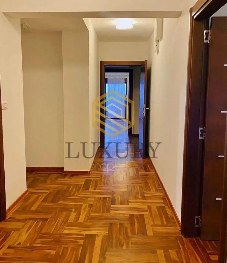 Izdavanje, četvorosoban stan, 174m², Gorica C, Podgorica