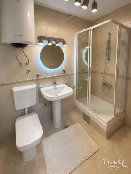 Kupatilo opremljeno umivaonikom, WC šoljom, tuš kabinom i bojlerom. - image 21