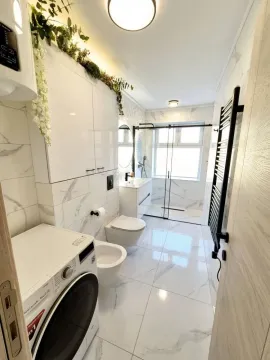 Moderne i svijetlo uređeno kupatilo sa bijelim mermernim pločicama i ugrađenom sanitarijom. - image 4