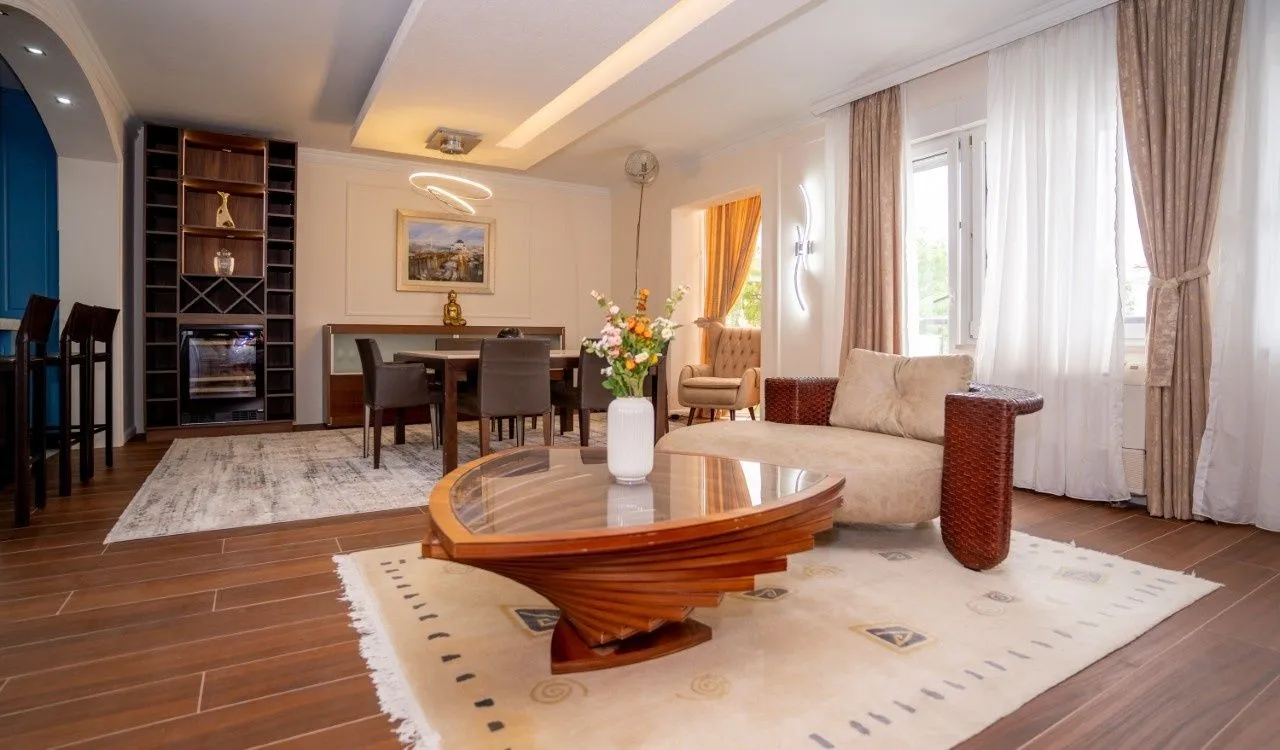 Izdavanje, trosoban stan, 200m², Gorica C, Podgorica