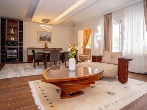Izdavanje, trosoban stan, 200m², Gorica C, Podgorica - image 1