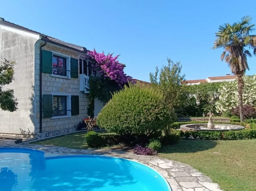 Rent, house, 200m², Centar, Bar