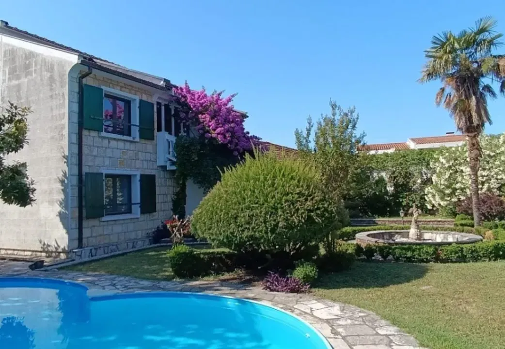 Izdavanje, kuća, 200m², Centar, Bar