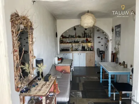 Dugačka kuhinja sa trpezarijskim stolom i malom sofom. - image 7