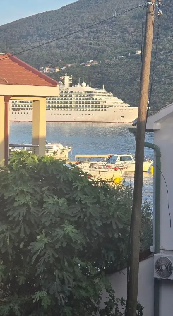 Izdavanje, dvosoban stan, 80m², Đenovići, Herceg Novi
