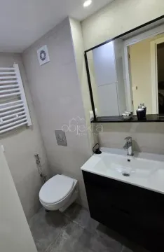 Moderne kupatilo sa umivaonikom, ogledalom i wc šoljom. - image 7
