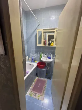Manje kupatilo sa kadom, umivaonikom i zidnim ormarićem. - image 7