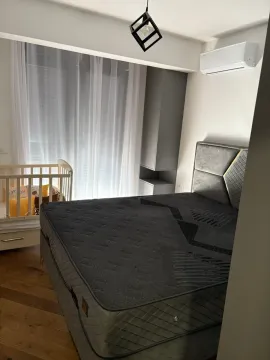 Svijetla spavaća soba sa bračnim krevetom i dječijim krevecom. - image 14