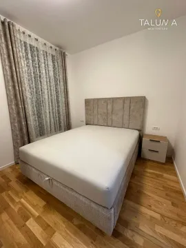Spavaća soba sa bračnim krevetom i noćnim stočićem. - image 6