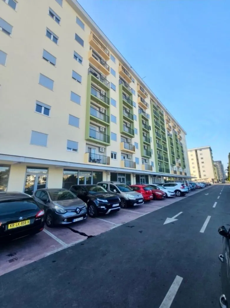 Izdavanje, jednosoban stan, 40m², Pobrežje, Podgorica