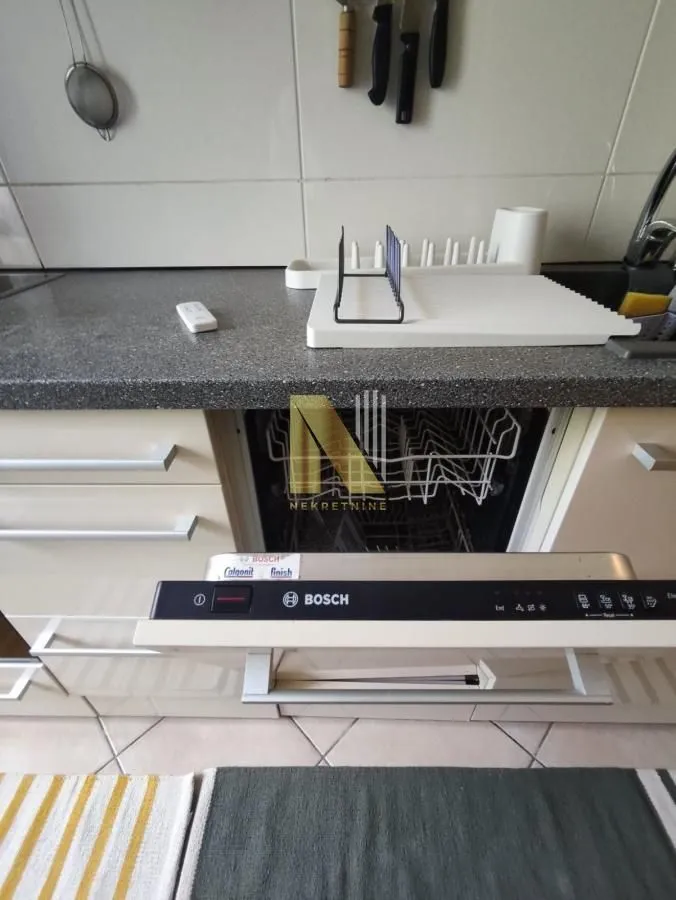 Izdavanje, dvosoban stan, 45m², Novi Sad, Srbija