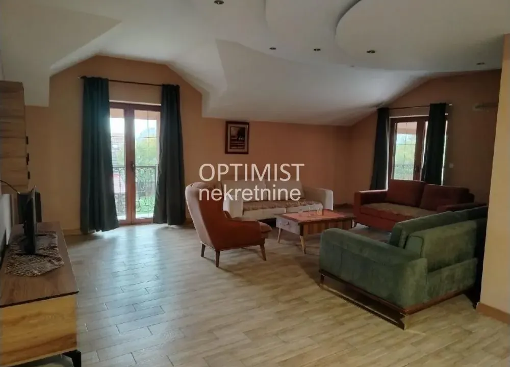 Izdavanje, četvorosoban stan, 220m², Surčin, Beograd