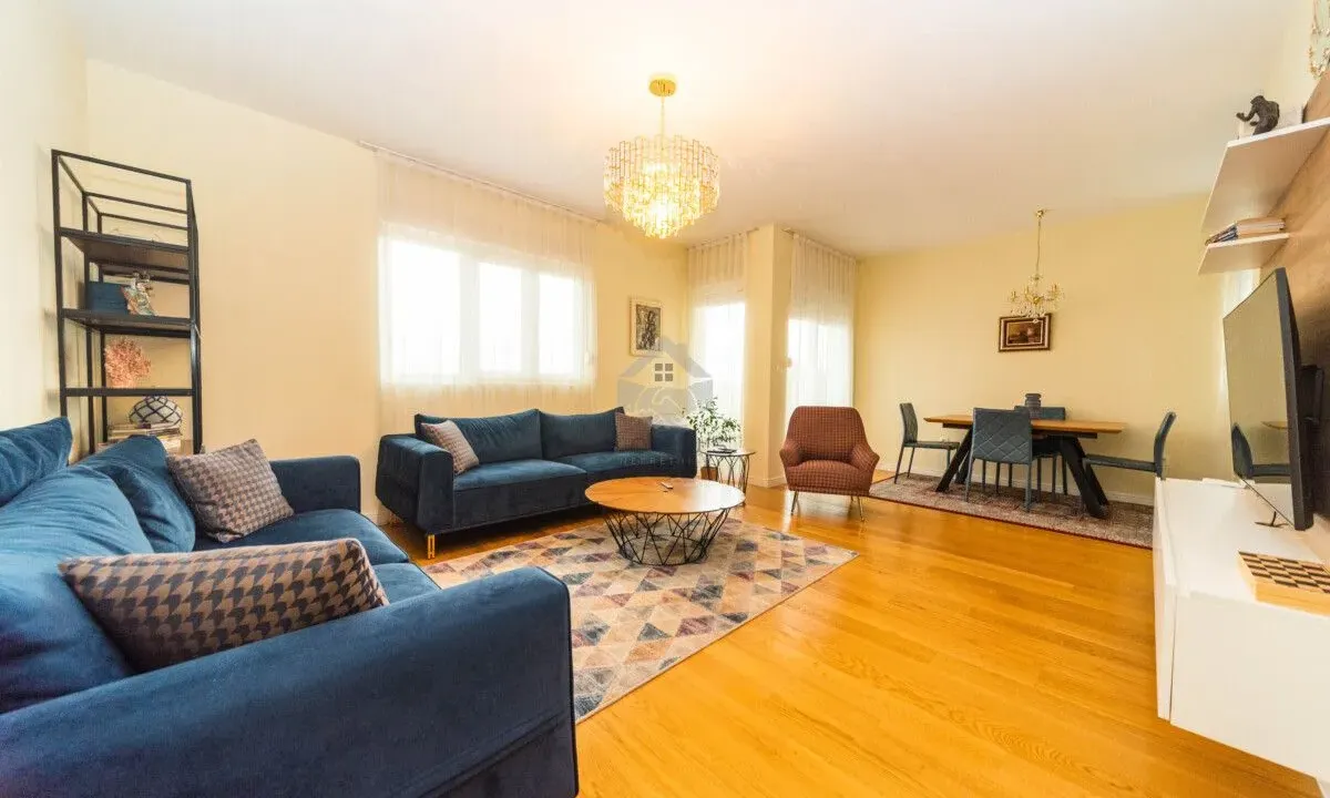 Izdavanje, trosoban stan, 95m², Central Point, Podgorica