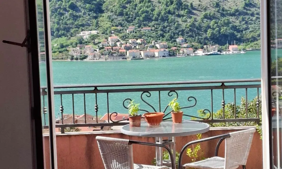 Prodaja, dvosoban stan, 62m², Dobrota, Kotor