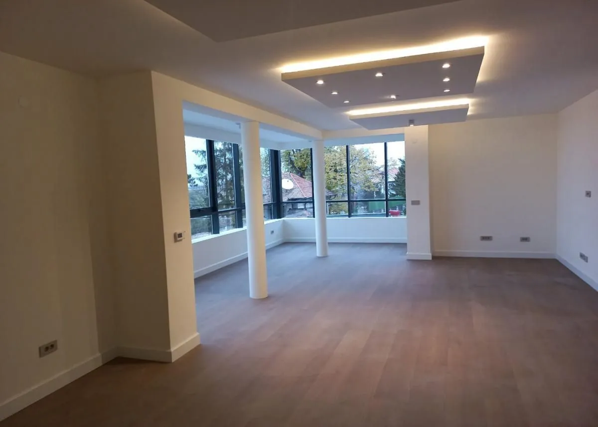 Izdavanje, četvorosoban stan, 155m², Savski Venac, Beograd