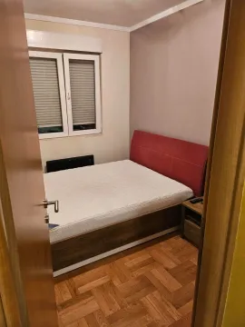 Manja spavaća soba sa bračnim krevetom i parketom. - image 5