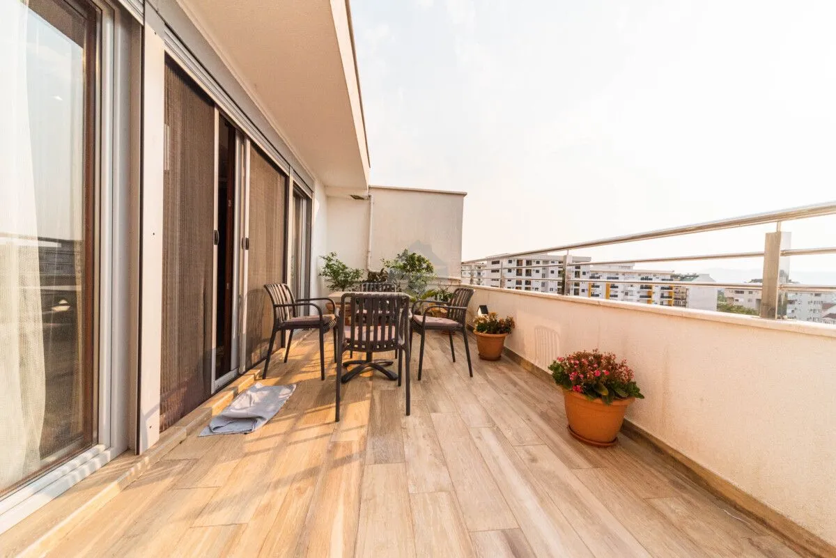 Prodaja, trosoban stan, 195m², Pobrežje, Podgorica
