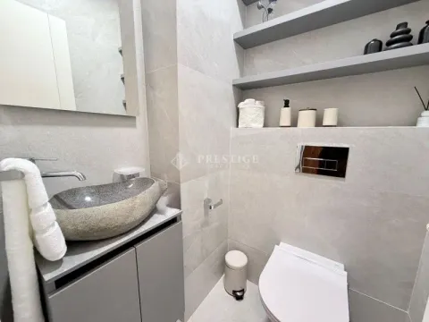 Moderno opremljeno kupatilo sa umivaonikom od kamena i ugradnim wc šoljom. - image 15