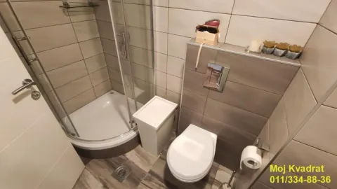 Kupatilo opremljeno tuš kabinom i sanitarijama. - image 7