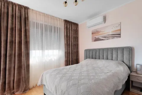 Uređena spavaća soba sa bračnim krevetom, prozorom i zavesama. - image 6