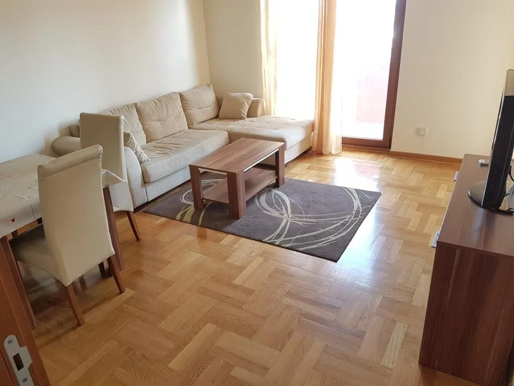 Izdavanje, dvosoban stan, 81m², Centar, Podgorica
