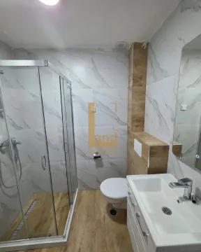 Moderno opremljeno kupatilo sa tuš kabinom i umivaonikom. - image 12