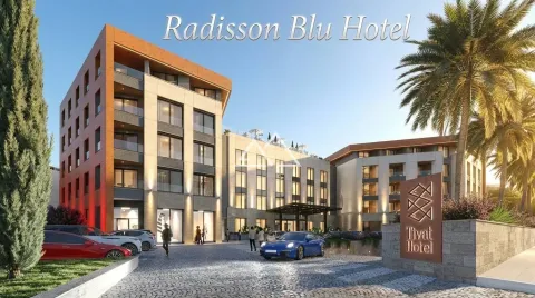 Spoljašnji izgled moderne hotelske zgrade sa uređenim dvorištem i parkingom. - image 15