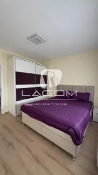 Spavaća soba sa bračnim krevetom i ugradnim ormanom. - image 7