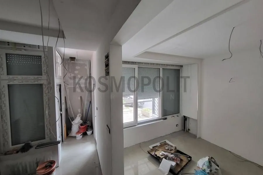 Pogled na nenamesteni prostor u izgradnji sa građevinskim materijalom.