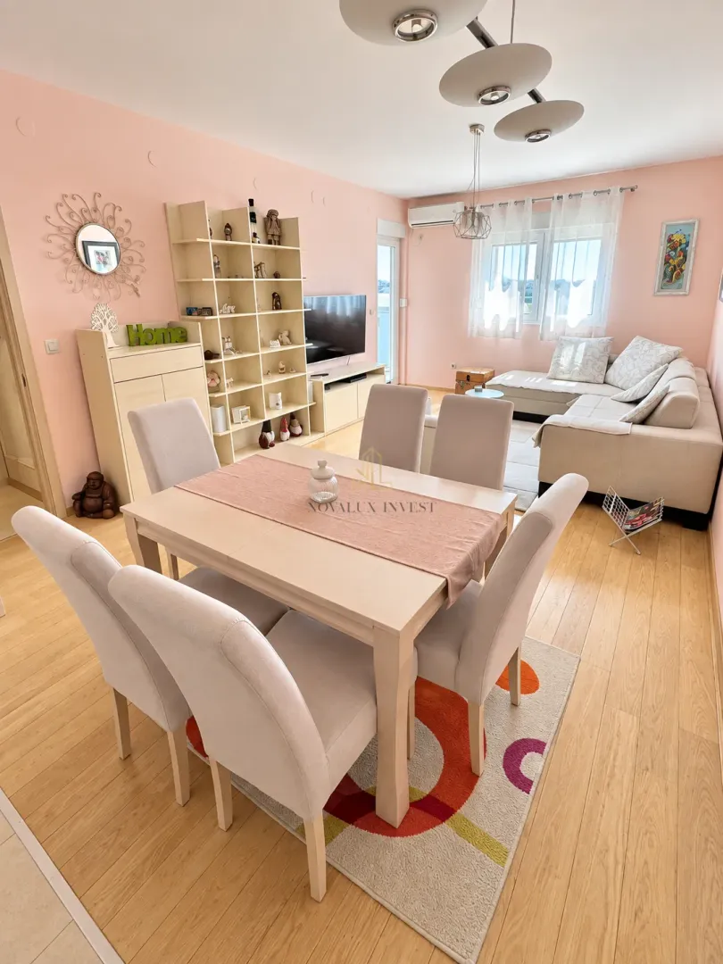 Living room with a dining area and a sofa set.