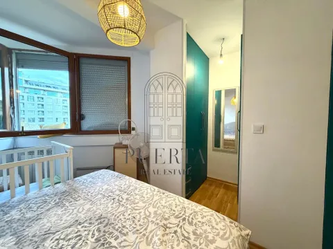 Namještena spavaća soba sa krevetom, garderoberom i prozorom. - image 11