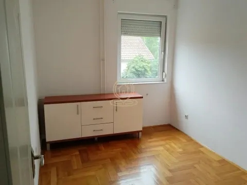Manja soba sa drvenim parketom, komodom i prozorom. - image 34