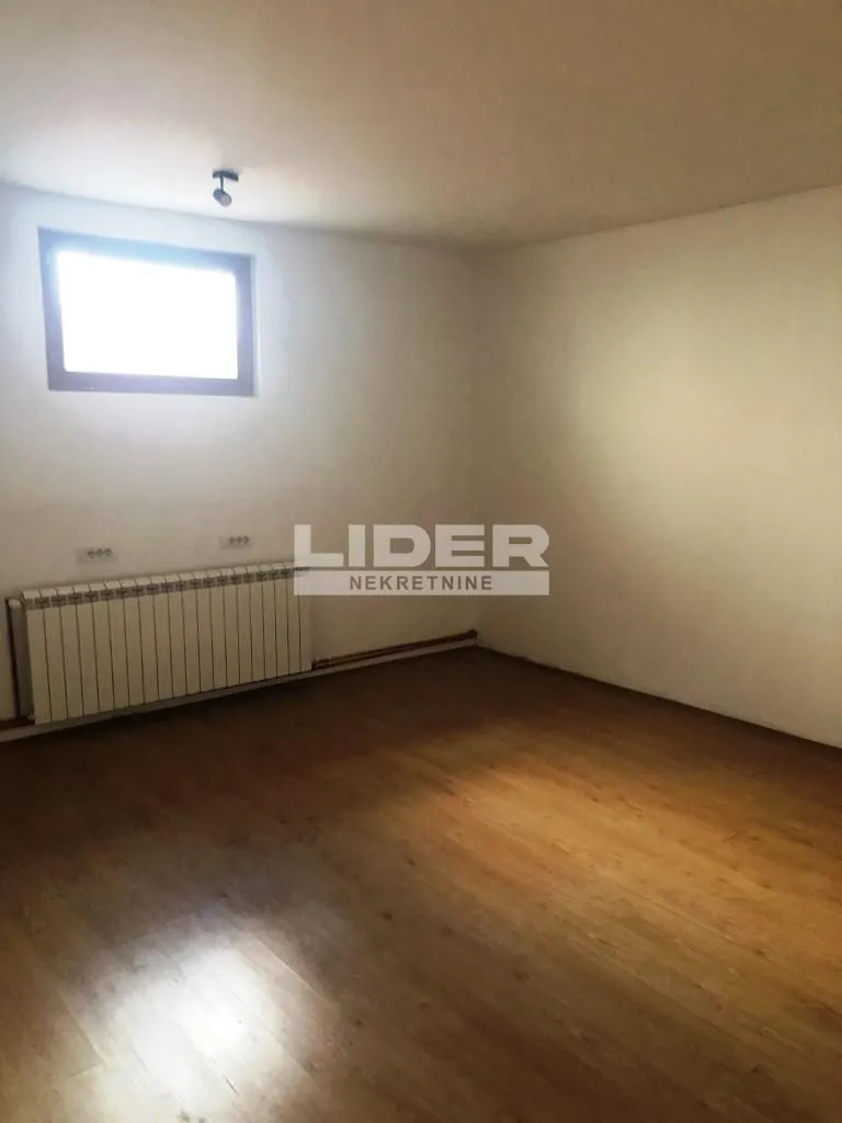 Rent, office space, 325m², Surčin, Beograd