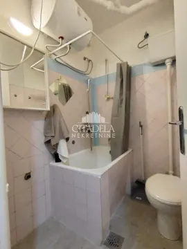Manje kupatilo sa kadom, wc šoljom i bojlerom. - image 7